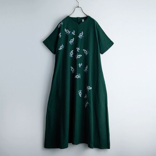 ドライブ
Emagoスリットネック花刺繍ワンピース