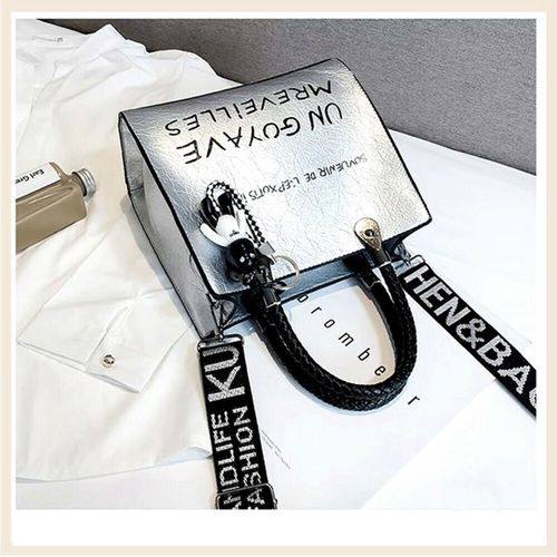 ｃｒｏｉｓ
英字チャーム付バッグ