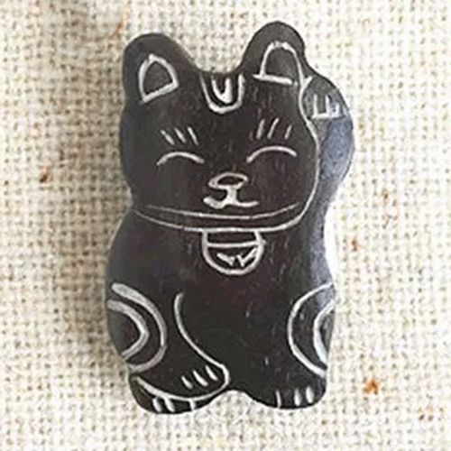 ピズム
Boneブローチ 招き猫