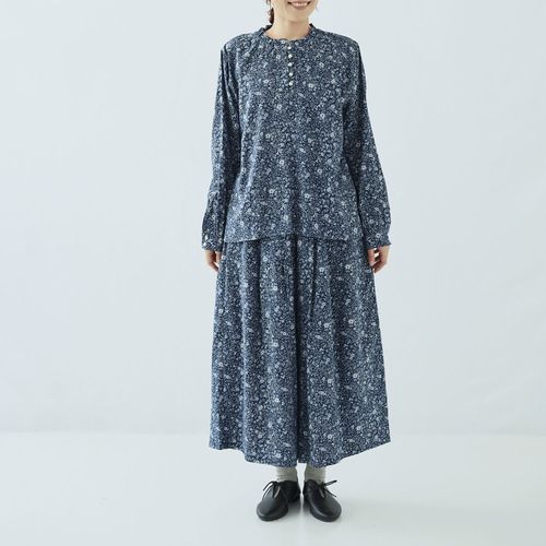 4547316083878







ノンノ　
ノンノ フリルネックギャザー入りブラウス