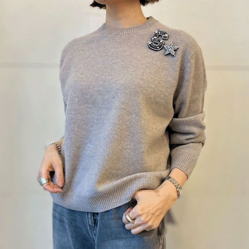 0



0



トランス・ファー
カシミヤ”S”ブローチ付きプルオーバー
