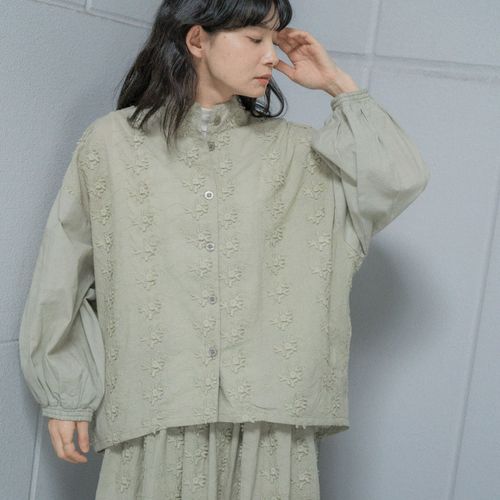 0



0



カプリ　
teMite 袖ボリューム立体刺繍ブルゾン