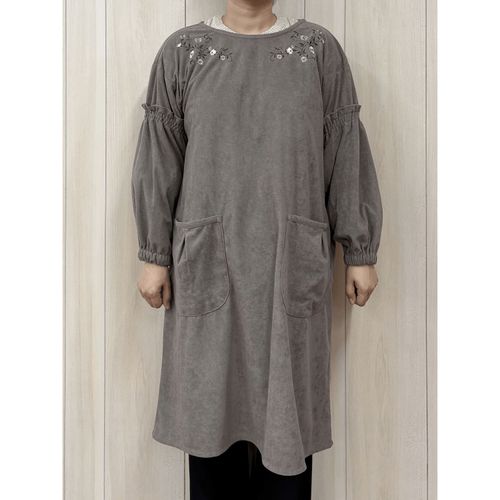 トレンディー
ECRU スウェード風起毛ヨーク刺繍カッポー