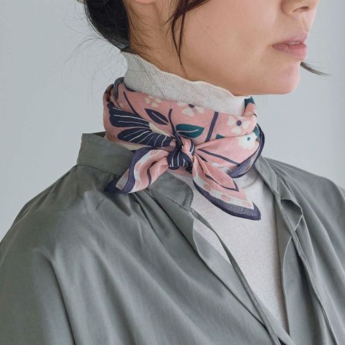 志成販売
コスモス柄のバンダナ風スカーフ 60×60