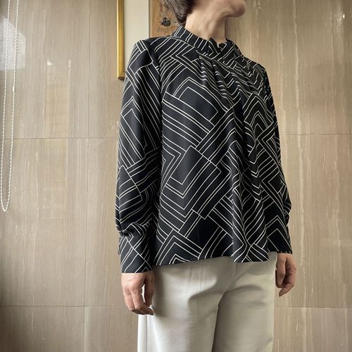 一珠
一珠 KOKIA 幾何柄プリントスタンドブラウス