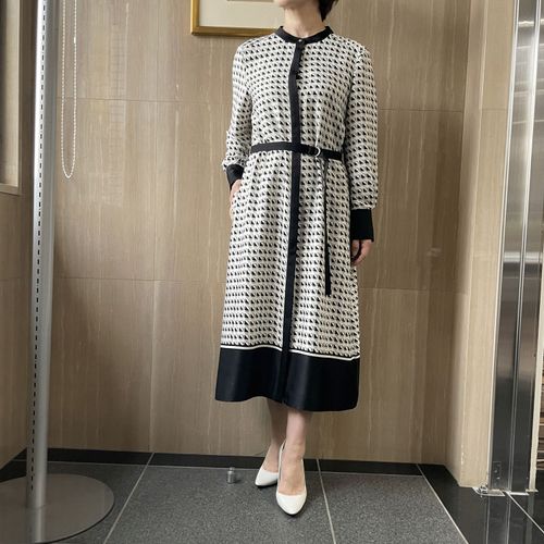 一珠
一珠 KOKIA ダルサテン裾パネル幾何柄ワンピース