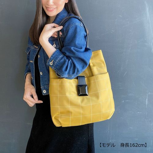 ラムモード
ブラックスクエアパーツ付きチェック柄トートバッグ