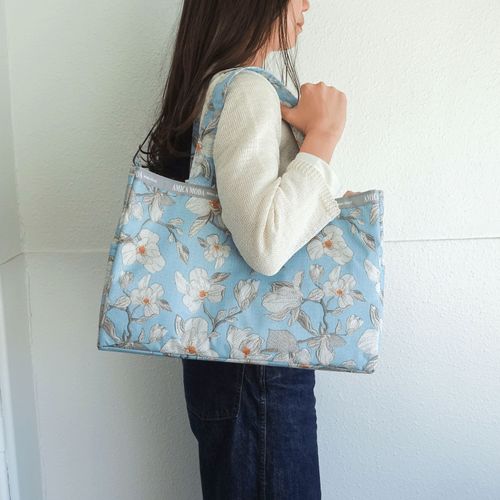 ラルジュ
ホワイトフラワー柄 保冷BOX型トートバッグ