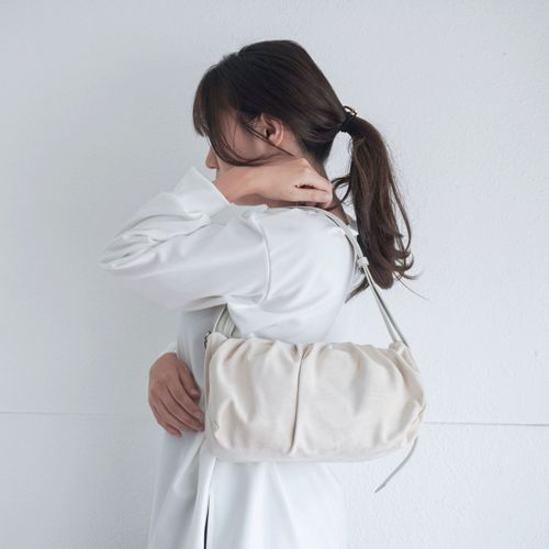 大磯産業
ALICE MARTHA ERIN SUEDE ギャザースエードショルダーバッグ