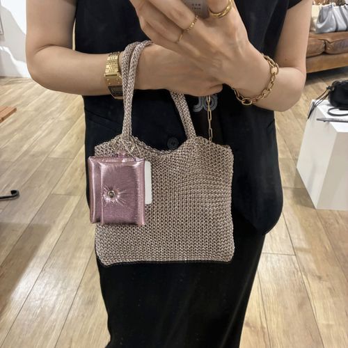 4573312320570







アンビリオン
cachecache イヤホンポーチ付ラメ糸ミニバッグ