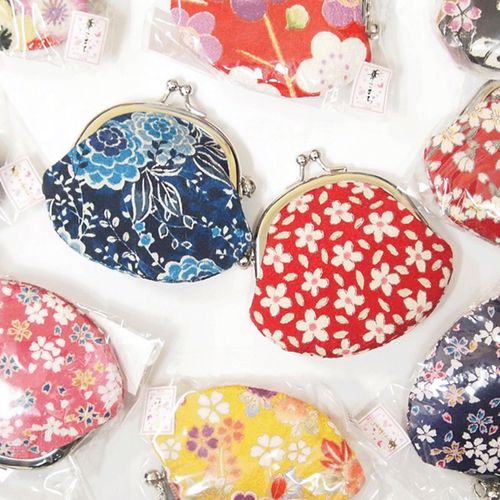 062001800



京佑
華こまち 鈴付口金小銭入 2．6寸