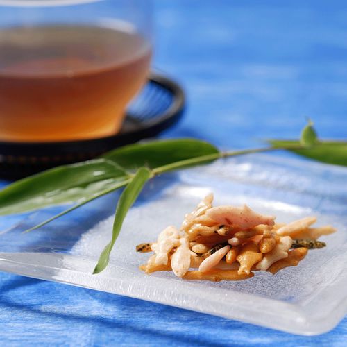 4985006000758



65G X 3ｹﾀﾊﾞ



初穂製菓
ミニ姿あられ「あゆ」 スタンドパック