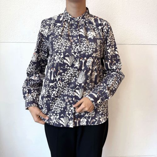 ウエルベック
Parkes リバティスタンドカラーギャザーブラウス