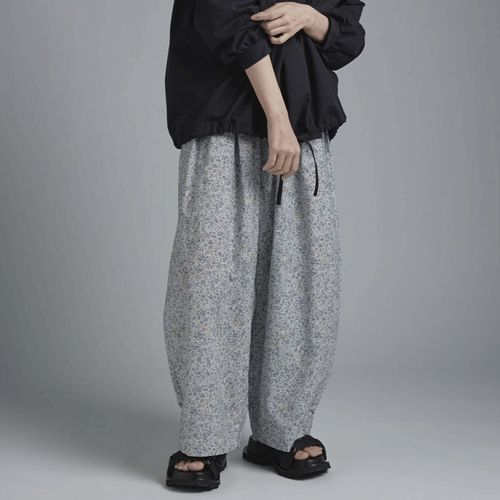 イコール
T．Tutie コットンリネンフラワ－プリントパンツ