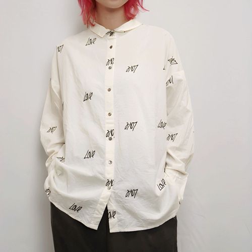 フク
fu－dueka：： ロゴちりばめシャツ