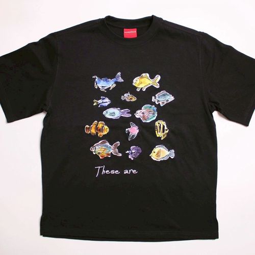 ク・ラッチ
HUMAROUS Snacks Tee