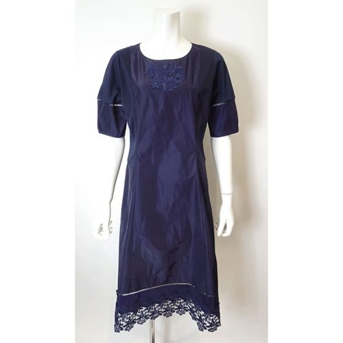 ジェイシーインターナショナル
Super Beauty 胸元花モチーフ付裾レース半袖ワンピース