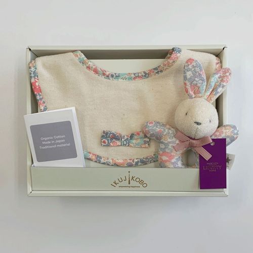 4548711076649



383209



オオサカヤ
スタイ・ラトルギフトセット（BOX入・リバティ） ピンク