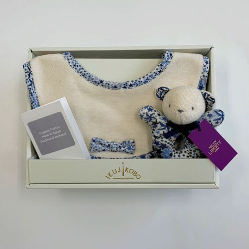 4548711076656



383209



オオサカヤ
スタイ・ラトルギフトセット（BOX入・リバティ） ネイビー