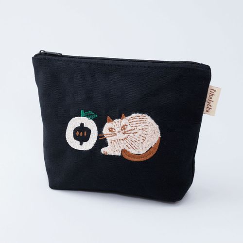 4971587563287







アカツキコーポレーション
fikalycka 舟形ポーチ サガラ刺繍 ブラック