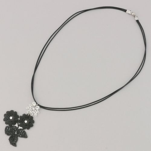 ジェノバ
花刺繍レース紐ネックレス