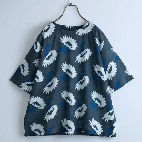 ドライブ
Emago 大花プリントブラウス