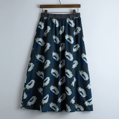 ドライブ
Emago 大花プリントスカート