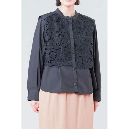 ピースフルベーシス
trois フラワーレース刺繍フラップブラウス