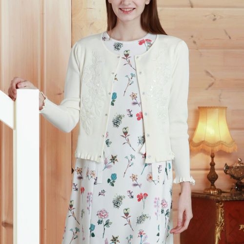 ジェイシーインターナショナル
Super Beauty 前立てスパンコール使い裾フリルカーディガン