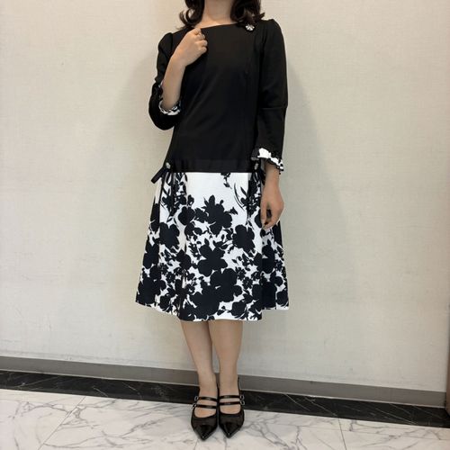 ジェイシーインターナショナル
Super Beauty モノトーン柄ウェスト切替ポンチ素材ワンピース