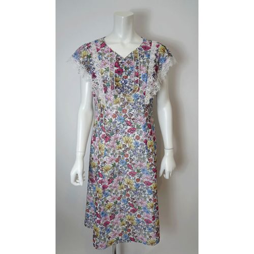 ジェイシーインターナショナル
Super Beauty 多色小花プリントレース素材半袖ワンピース