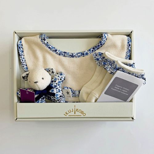 4548711076601



383409-NV



オオサカヤ
スタイ・ラトル・ソックスギフトセット（BOX入・リバティ） ネイビー