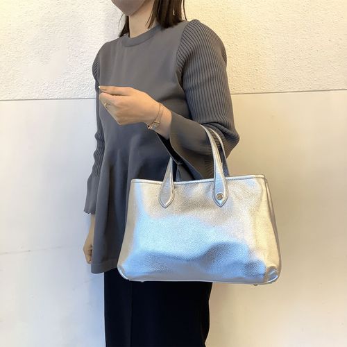 キューズ
BEAURE カウレザーA4トートバッグ