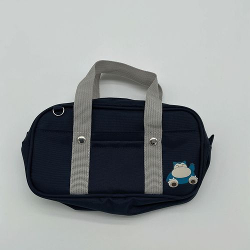 4513266270200



CPKE-1803



マルヨシ
ポケットモンスター スクールバッグ型ポーチ コン／カビゴン