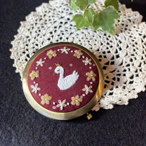 Ｂｅよんど
コンパクトミラー スワン