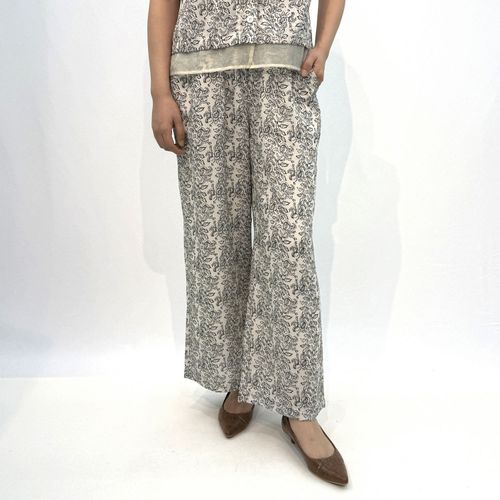 シシエス
線プリントパンツ