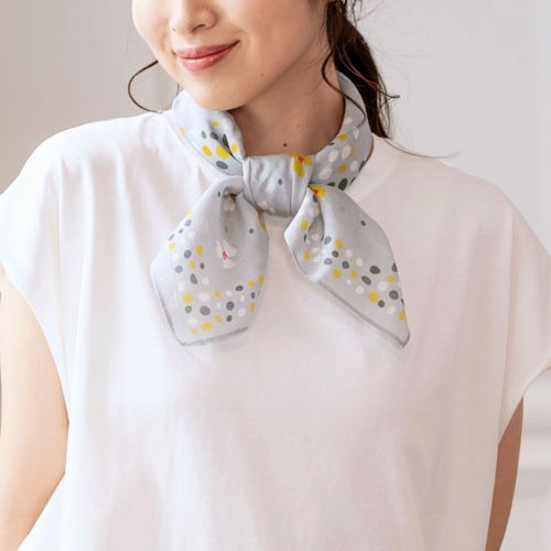 志成販売
可憐な花とランダムドットのパネルスカーフ