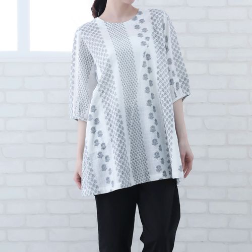 インディゴ
インディゴ モノトーン小花柄プリントチュニック