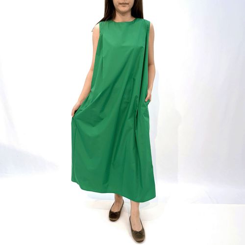 シシエス
バックZIPショルダータックワンピース