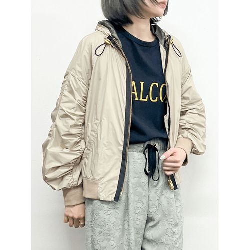ピースフルベーシス
trois タフタテープブルゾン