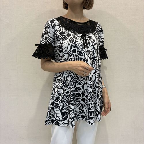 ジェイシーインターナショナル
Super Beauty モノトーン柄花プリントレース袖チュニックTシャツ
