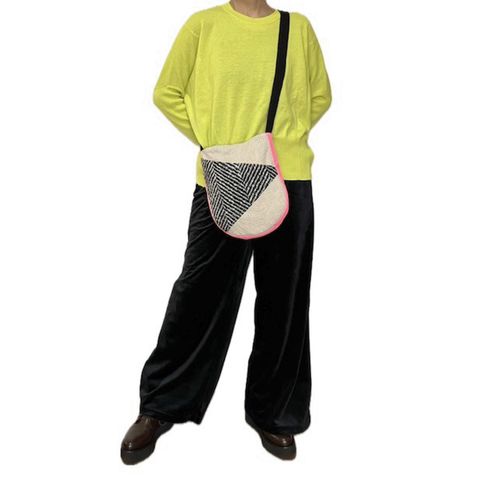ＴＯＭＯＯ ＤＥＳＩＧＮＳ
TOMOO DESIGNS 三角モチーフサコッシュバッグ