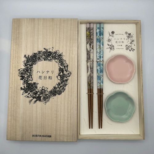 4972428200477



200477



カワイ
ハンナリ花日和 小付皿揃えペア箸 彩香（いろか）
