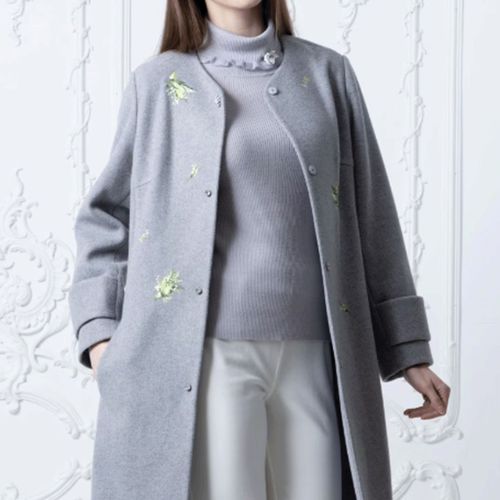 ジェイシーインターナショナル
Super Beauty 透かし編みコサージュ付タートルネックセーター