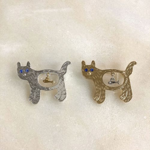 4538280123615







秋月貿易
アンティークブローチ 魚を食べた猫